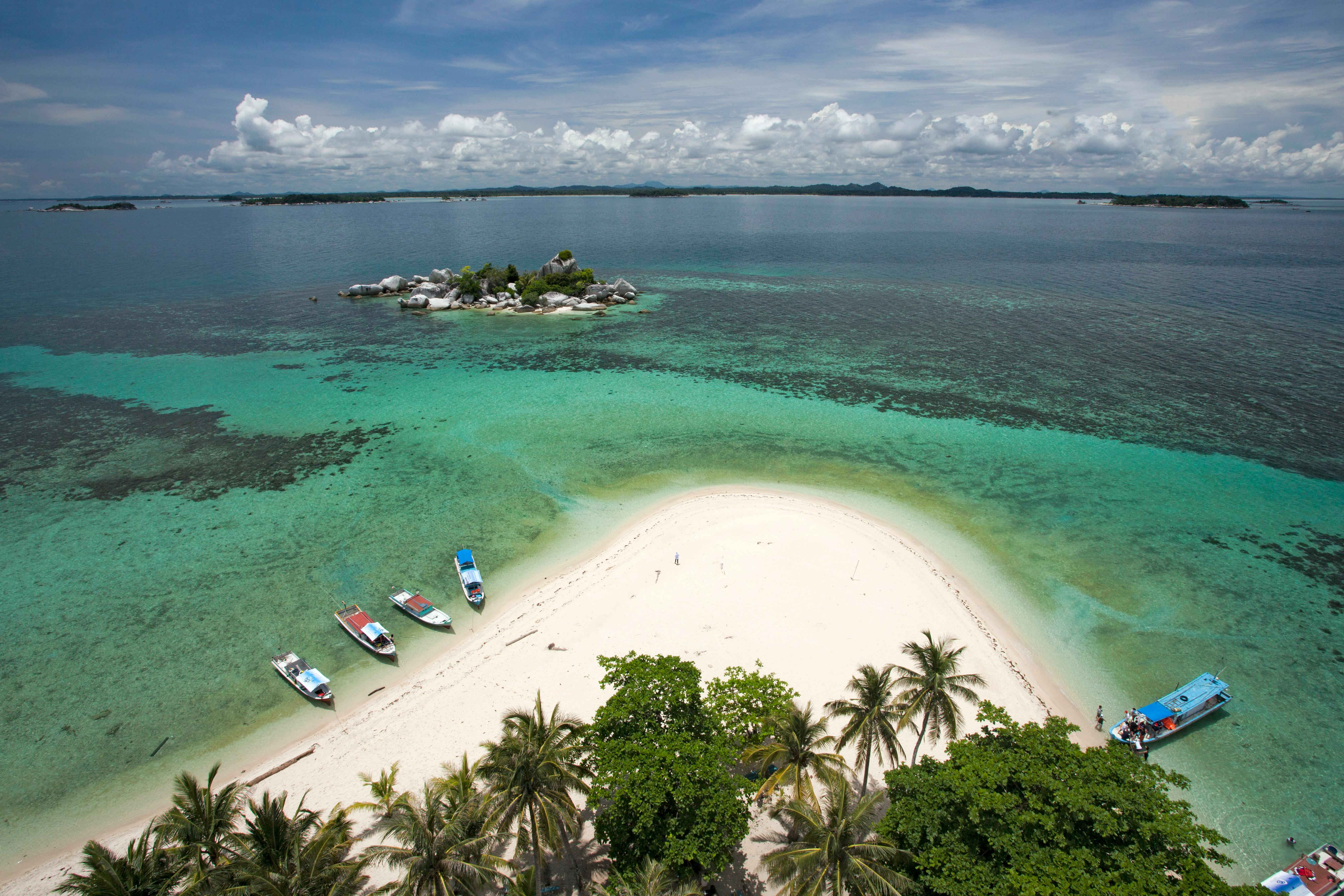 Paket One Day Tour Island Hopping Belitung